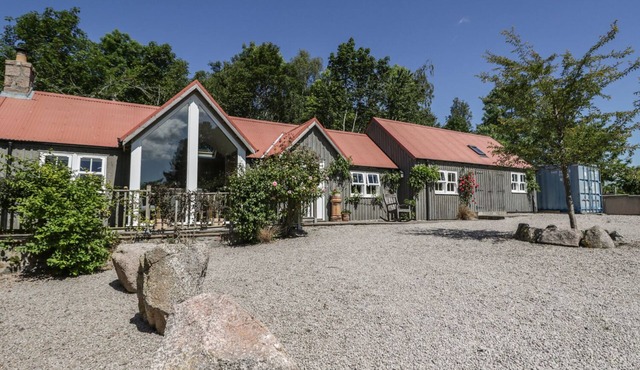 DRUMHEAD BOTHY, pet friendly, character holiday cottage in Aboyne