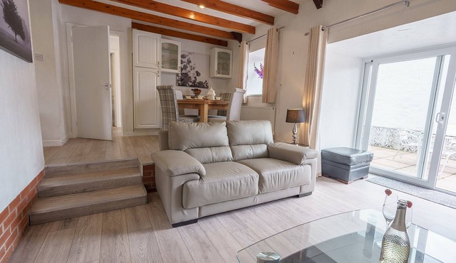 Drumlanrig Cottage - Sleeps 4 in 2 bedrooms with own hot tub