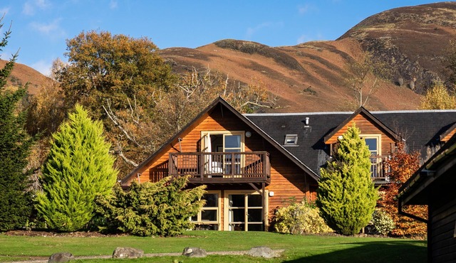Drumlanrig Lodge with hot tub and views of Loch Lomond
