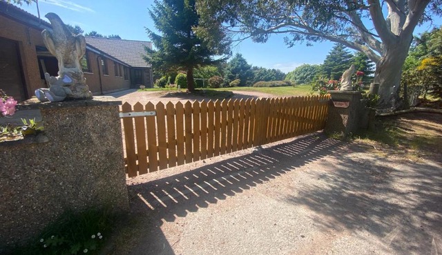 Drummond House - Pets welcome free, 3 acres of gardens, free parking