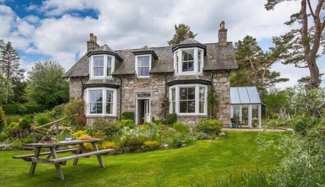 DRUMRUNIE, pet friendly, with open fire in Braemar