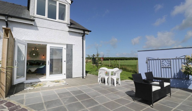 DRWS Y GORLAN, romantic, country holiday cottage in Llanerchymedd