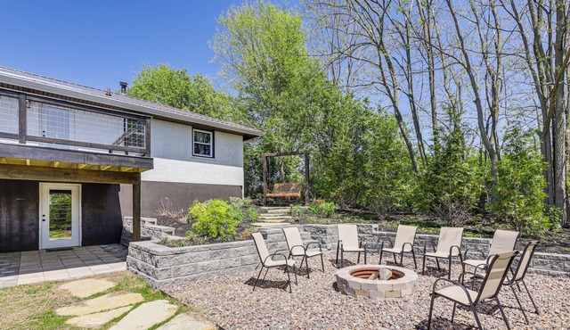 Dry Ridge Farmhouse w/Hot Tub + Game Room!