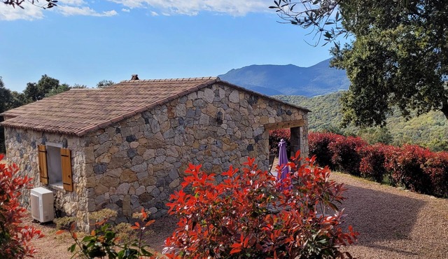 Dry stone cottage with outdoor spa, quietness guaranteed