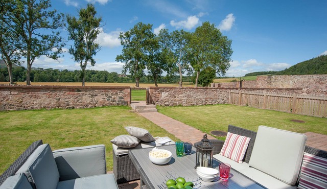 DRYBURGH STEADING TWO - by the River Tweed at Dryburgh, sleeping 4