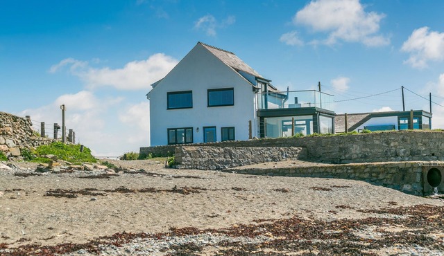 Dryll y Gro - an on the beach that sleeps 11 guests in 5 bedrooms