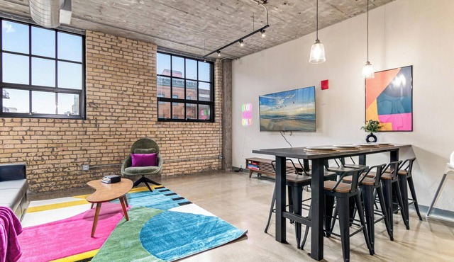 DT 2KBD 2BA Steps from Target Field+ Gym + Kitchen + Laundry