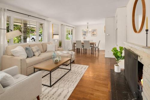 DT Bellevue Hidden Gem With a View & AC