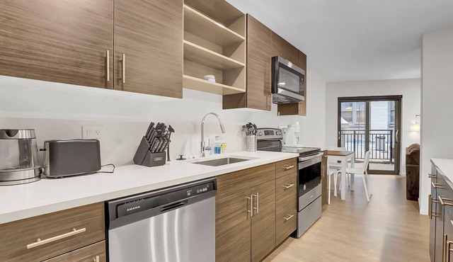 DT Cleveland 1BR 1Bath Walking Distance to Stadiums & East 4th Str. Rooftop View