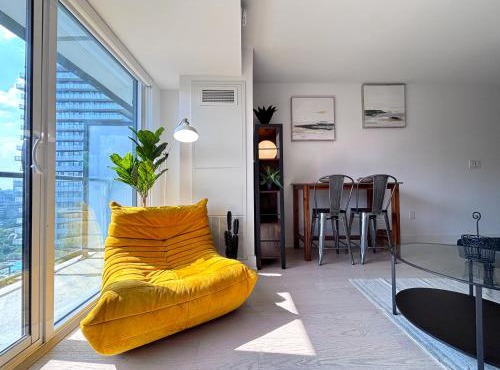 DT Cozy 1B1B with Den near UofT and Bay St