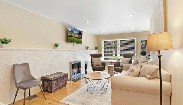 DT Libertyville home w/2 Fireplaces by Navy Base!