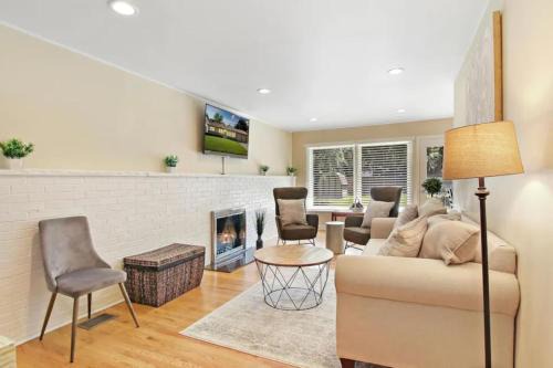 DT Libertyville home With 2 Fireplaces by Navy Base