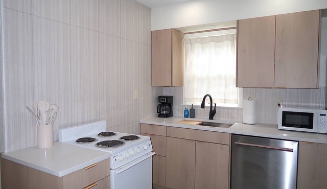 DT Location W Washer and Dryer. Fully Renovated.