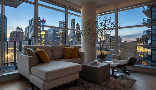 DT Luxury: Tower View, Near Stampede! FREE Banff Pass, Parking, Wine!