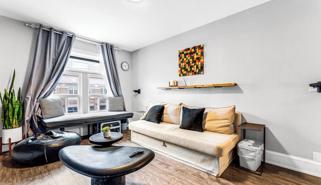 DT Oasis 2 bed w/Parking & 15 min to CN Tower