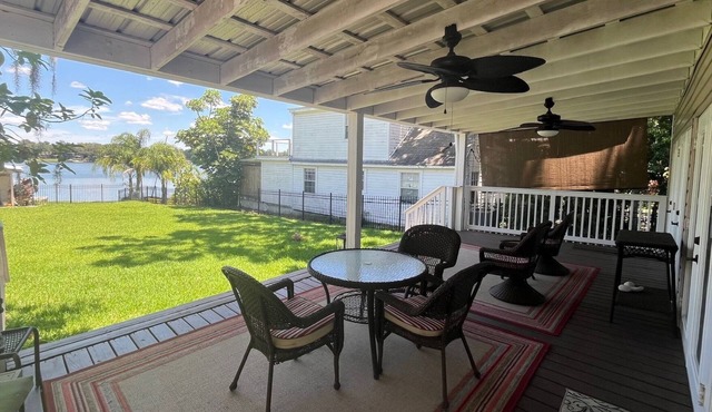 DT Orlando 3 Miles, Relax Water View Deck. Walk to many restaurants, fast foods