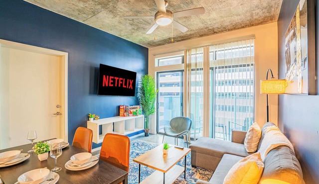 DT PHX Apt| Pool, Gym, Parking & Balcony