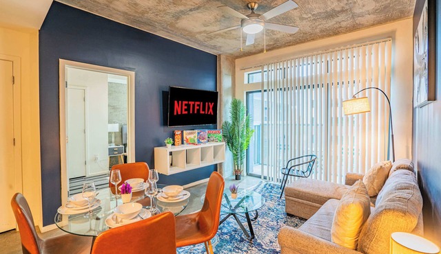 DT PHX Getaway with Balcony + Pool + Gym and W/D