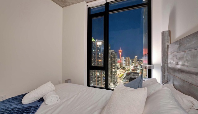 DT Sub Penthouse w/City Tower Views 2 Balconies