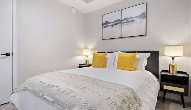 DT, UMN, 1BD, Gym, Free Parking, Rooftop by River