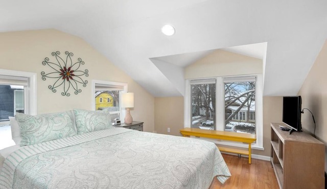 DT View apt in Heart of Saugatuck, walk anywhere!