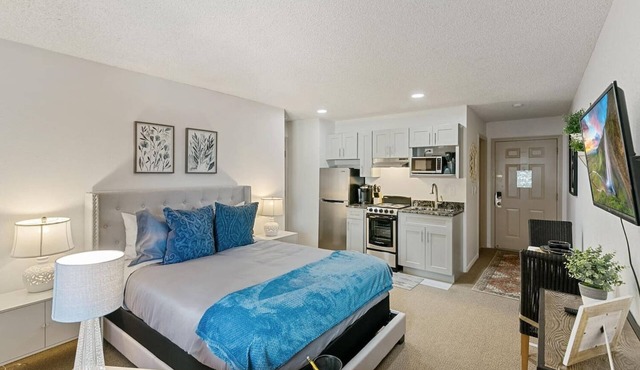 DTC Studio w/Kitchenette, Fast WiFi,Free Parking!