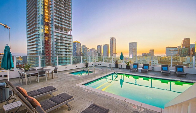 DTLA 2BR Loft w/Hot Tub & Rooftop Pool