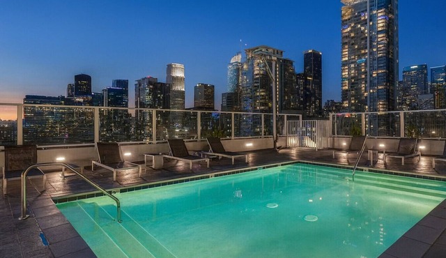DTLA 2BR | Rooftop Jacuzzi & Sunset Views!