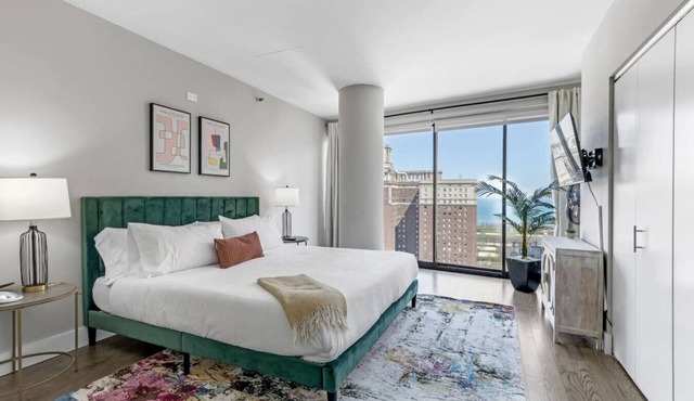 Dtown Penthouse 11+Parking, Gym, Pvt Patio, Pool