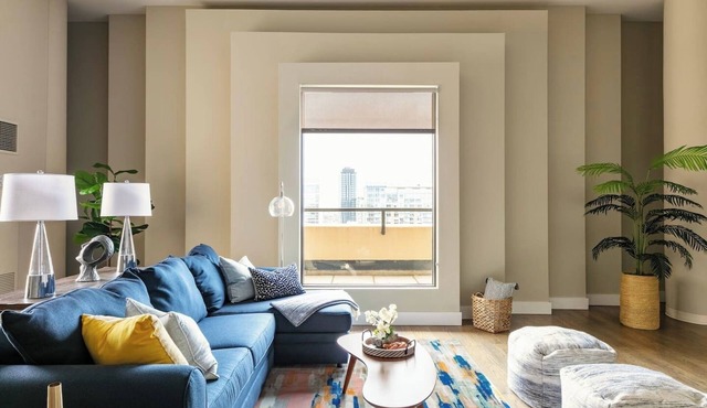 DTown Penthouse 2bd +Parking, Gym, Pvt Patio, Pool