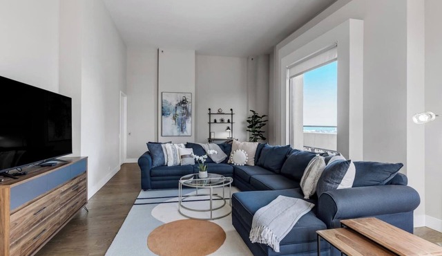 DTown Penthouse - 4bd/4ba (+Parking + Gym + Pool)