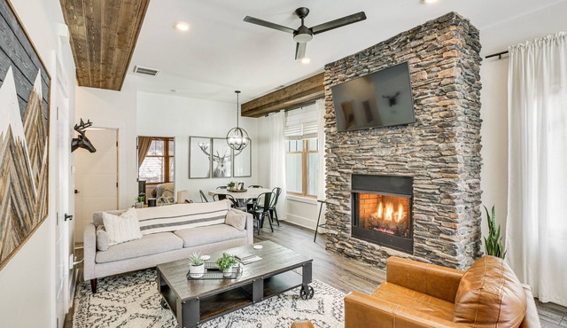 Dtwn Blowing Rock Condo w/Private Hot Tub!