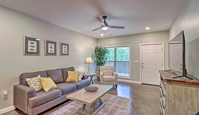 Dtwn Bull Shoals Condo: 1 Mi to Lake Access!