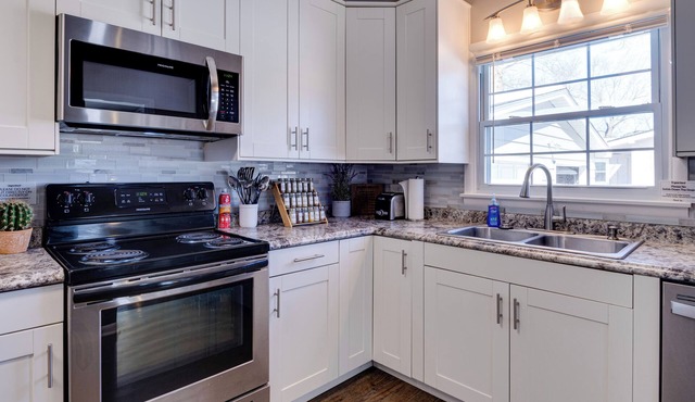 Dtwn Fishers Family Home: Fire Pit & Grill