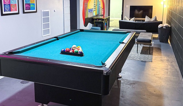DTWN KCK - 6 beds with Pool Table & Arcade Games - 7 min to PNL!