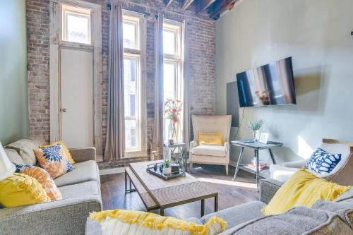 Dtwn Loft in the Heart of Monett Pets Welcome!