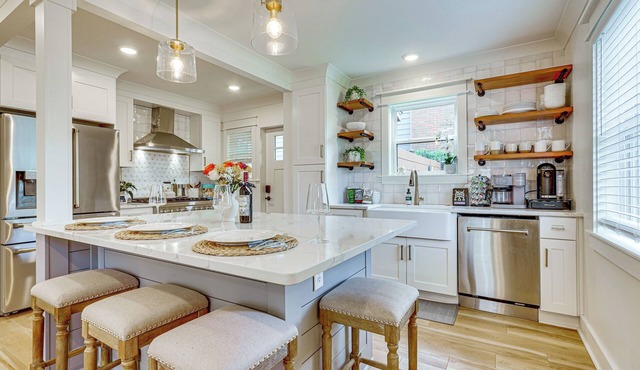 Dtwn Retreat w/Game Room! Walk to Hampton Park