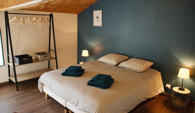 Du Côté de l’Étang Guest Room, Castanea