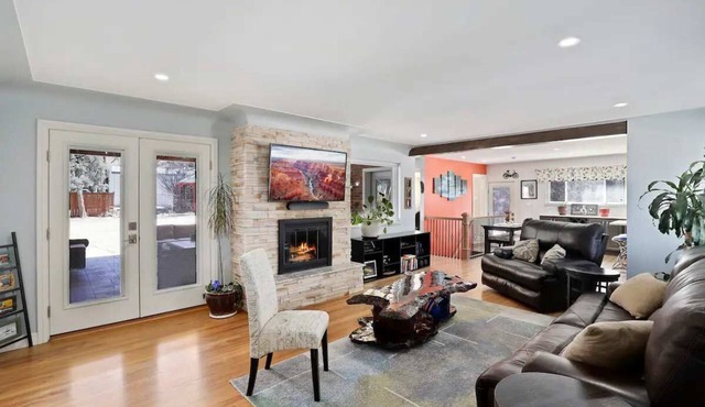 DU Haven: Hot Tub, Outdoor TV Lounge &3 Full Baths