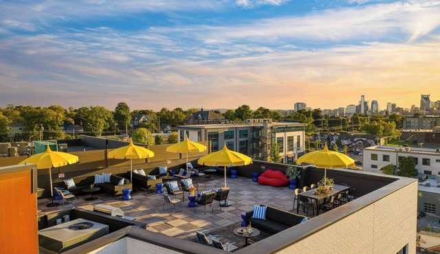 Dual Bachelor Pads w/Rooftop Lounge & Games Sleeps 26 5 Min to Broadway