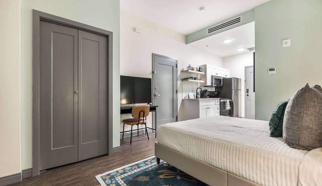 Dual Stay Near Atrium Hospital | 1 Mi to Cherry St; Mercer Music at Capricorn –