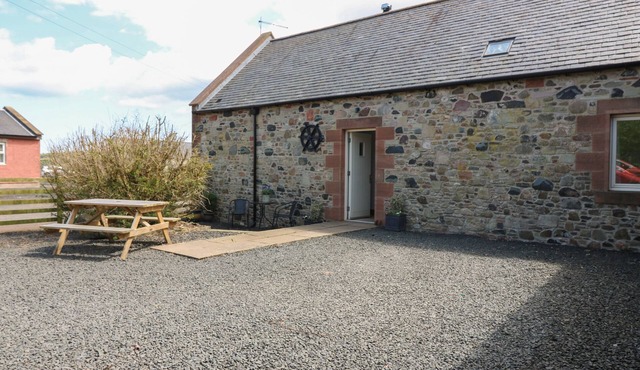 DUBH SGEIR ANNEX, romantic, character holiday cottage in Chirnside