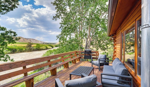 Dubois Riverfront Lodge w/On-Site Fishing & Views