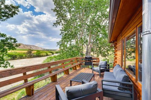 Dubois Riverfront Lodge w/On-Site Fishing & Views