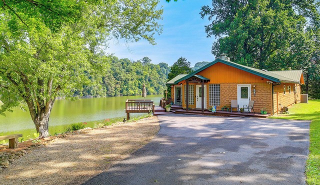 'Duck and Bug's Cabin' on Boone Lake w/Boat Dock!
