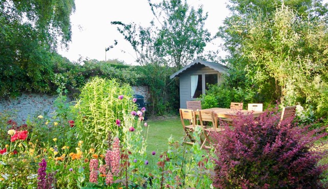 Duck Cottage - Grade II Listed cottage, village location, nr Holt