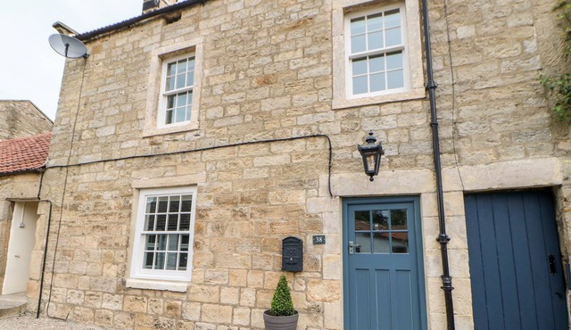 DUCK COTTAGE, pet friendly, character holiday cottage in Melsonby