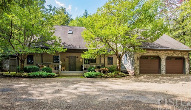 "Duck Crossing" around the lake in Eagles Mere