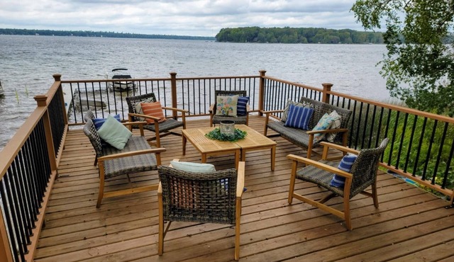 Duck Lake Landing 6 Bedrooms/3Baths /Sleeps 12 - Minutes to Traverse City!