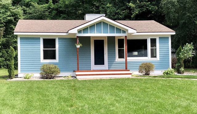 Duck Lake Peninsula Cottage Interlochen